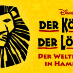 Auf gelbem Hintergrund ist links ein Löwenkopf in schwarz abgebildet und rechts davon Schrift. oben steht Disney und darunter König der Löwen.Darunter steht der Welterfolg in Hamburg