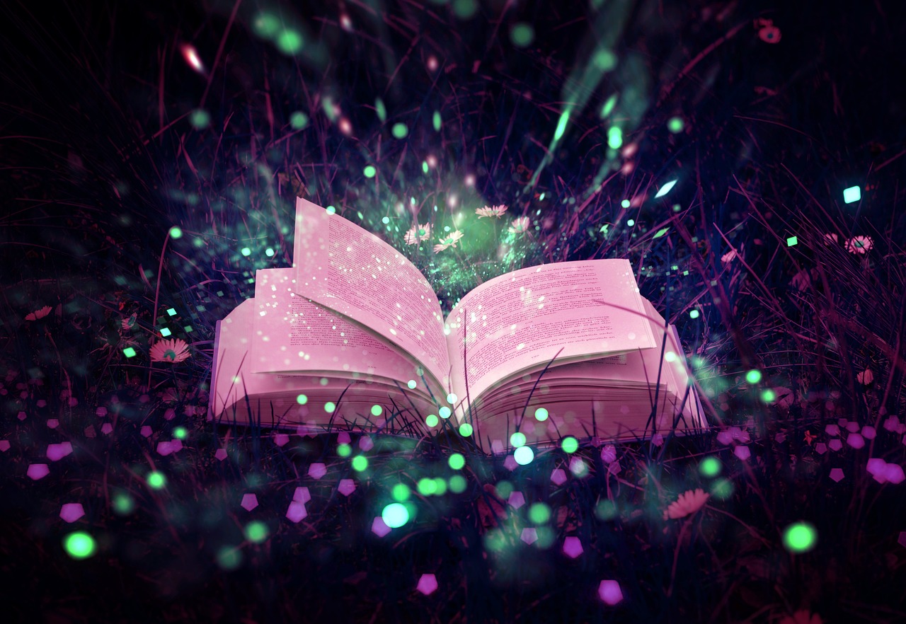 Ein offenes Buch liegt inmitten einer Wiese. Das Buch liegt auf dem Gras und ist von leuchtenden, bunten Lichtpunkten umgeben, die wie Glühwürmchen oder magische Funken wirken. Die Szene ist in violette und blaue Töne getaucht, was eine traumhafte und mystische Atmosphäre erzeugt. Einige Seiten des Buches sind umgeblättert und es scheint, als ob die leuchtenden Punkte direkt aus den Seiten aufsteigen. Im Hintergrund sind undeutlich Gräser und Blumen zu erkennen.