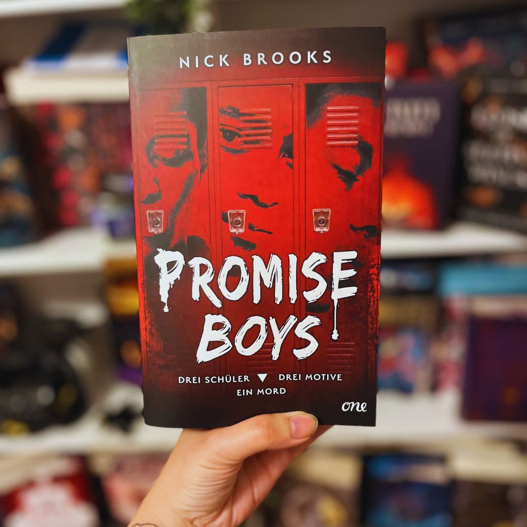 Das Bild zeigt das Cover eines Buches mit dem Titel "Promise Boys" von Nick Brooks. Das Cover ist überwiegend in Rot gehalten und zeigt drei Schließfächer, auf denen die Gesichter von drei Jungen zu sehen sind. Der Titel "Promise Boys" ist in großen, weißen Buchstaben geschrieben, die wie mit Farbe gespritzt aussehen. Darunter steht in kleineren weißen Buchstaben: "Drei Schüler, drei Motive, ein Mord". Im Hintergrund sind unscharf Bücherregale zu erkennen. Eine Hand hält das Buch.