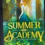 Das Bild zeigt ein Tablet, auf dem das Cover eines Buches angezeigt wird. Der Titel des Buches ist "Summer Academy: Die Hüterin des Feuers" von Karolyn Ciseau. Auf dem Cover ist eine Frau mit langen roten Haaren in einem eleganten, grünen Kleid abgebildet. Sie steht vor einem steinernen Torbogen, der von Pflanzen und leuchtenden Lichtern umgeben ist. Im Hintergrund sind Bäume und ein mystischer Wald zu sehen. Das Cover hat eine märchenhafte und magische Atmosphäre. Im Hintergrund des Bildes sind Bücherregale mit weiteren Büchern zu erkennen.