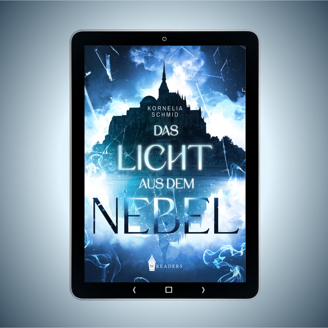 Das Bild zeigt das Cover eines Buches auf einem Tablet-Bildschirm. Der Titel des Buches lautet "Das Licht aus dem Nebel" und die Autorin ist Kornelia Schmid. Im Hintergrund ist eine mystische, nebelverhangene Landschaft mit einer Burg oder einem Schloss zu sehen. Der Himmel ist dunkelblau mit Wolken und es gibt leuchtende, neblige Effekte um den Titel herum. Unten auf dem Cover steht "Wreaders".