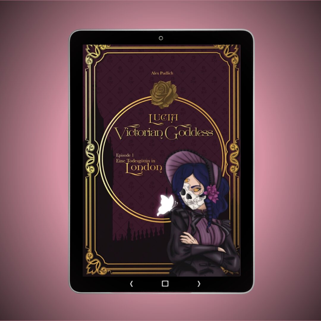 Das Bild zeigt das Cover eines Buches auf einem Tablet. Der Titel des Buches lautet "Lucia Victorian Goddess". Darunter steht "Episode 1 Eine Todesgöttin in London". Der Autor des Buches ist Alex Pudlich. Das Cover hat einen viktorianischen Stil mit goldenen Verzierungen und einer dunkelvioletten Hintergrundfarbe. In der Mitte ist eine Zeichnung einer Frau mit blauem Haar, die einen viktorianischen Hut trägt. Ihr Gesicht ist zur Hälfte wie ein Totenkopf bemalt, und sie trägt eine Blume im Haar. Neben ihrem Gesicht ist ein weißer Schmetterling zu sehen.