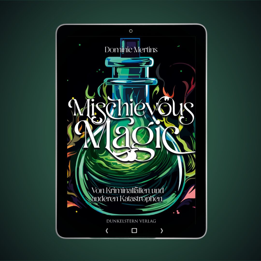 Das Bild zeigt das Cover eines Buches auf einem Tablet. Der Titel des Buches ist "Mischievous Magic" und der Autor ist Dominic Mertins. Unter dem Titel steht "Von Kriminalfällen und anderen Katastrophen". Das Cover zeigt eine stilisierte Illustration einer Flasche oder eines Gefäßes, aus dem bunte, wirbelnde Rauchschwaden oder Magie zu kommen scheinen. Unten auf dem Cover steht "Dunkelstern Verlag". Der Hintergrund des Bildes ist dunkelgrün.