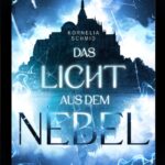 Das Bild zeigt das Cover eines Buches auf einem Tablet-Bildschirm. Der Titel des Buches lautet "Das Licht aus dem Nebel" und die Autorin ist Kornelia Schmid. Im Hintergrund ist eine mystische, nebelverhangene Landschaft mit einer Burg oder einem Schloss zu sehen. Der Himmel ist dunkelblau mit Wolken und es gibt leuchtende, neblige Effekte um den Titel herum. Unten auf dem Cover steht "Wreaders".