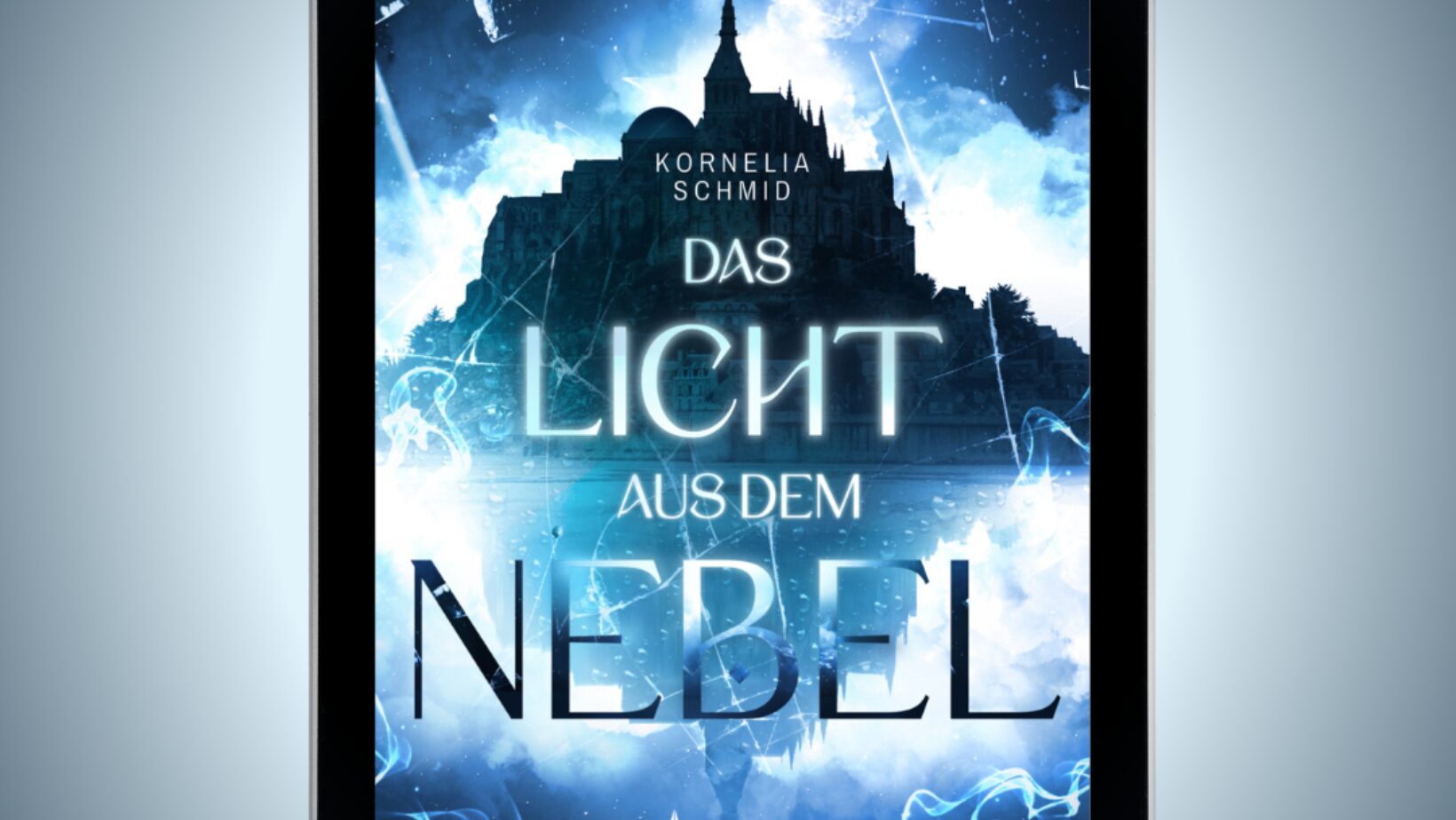 Das Bild zeigt das Cover eines Buches auf einem Tablet-Bildschirm. Der Titel des Buches lautet "Das Licht aus dem Nebel" und die Autorin ist Kornelia Schmid. Im Hintergrund ist eine mystische, nebelverhangene Landschaft mit einer Burg oder einem Schloss zu sehen. Der Himmel ist dunkelblau mit Wolken und es gibt leuchtende, neblige Effekte um den Titel herum. Unten auf dem Cover steht "Wreaders".