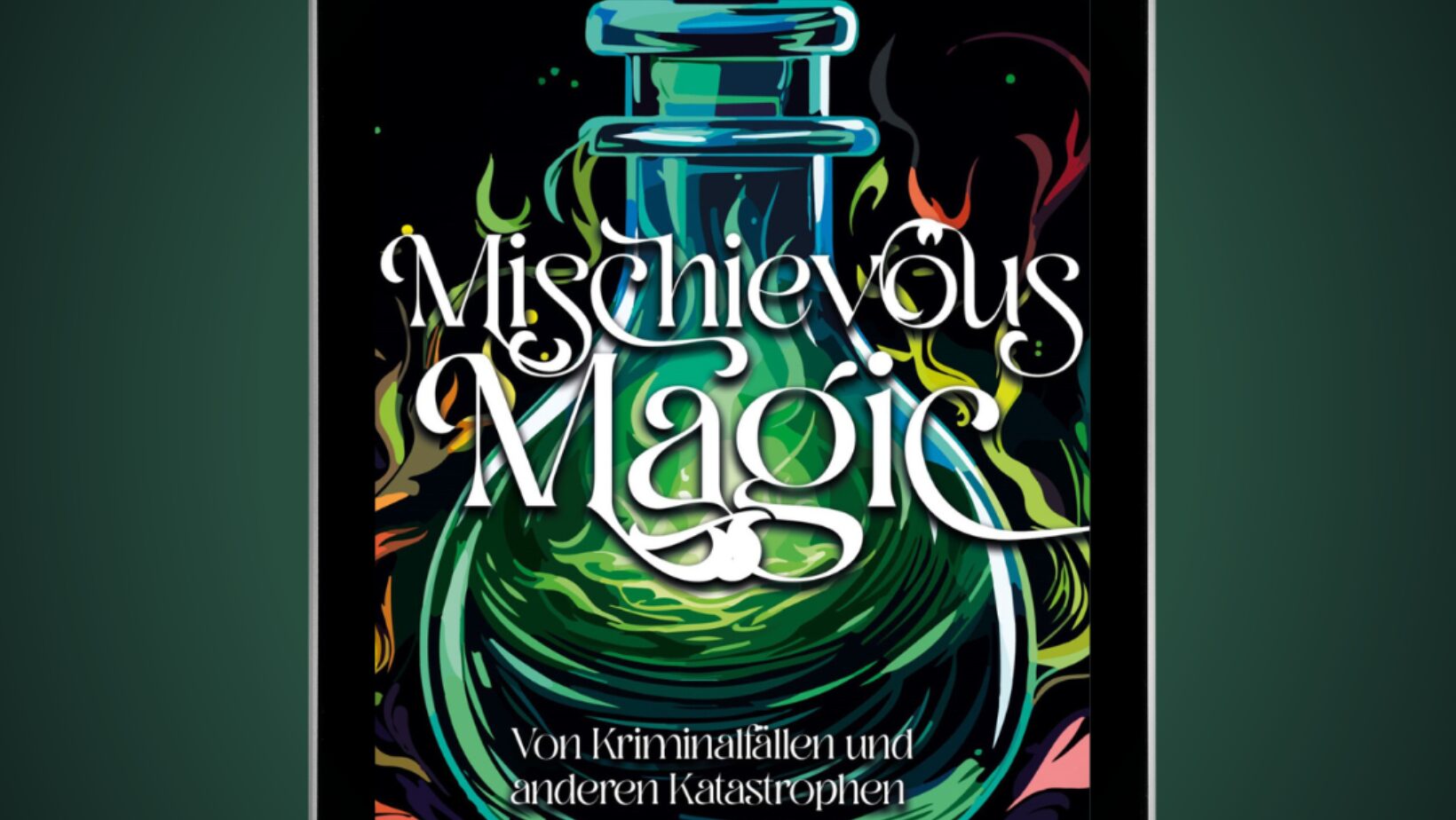 Das Bild zeigt das Cover eines Buches auf einem Tablet. Der Titel des Buches ist "Mischievous Magic" und der Autor ist Dominic Mertins. Unter dem Titel steht "Von Kriminalfällen und anderen Katastrophen". Das Cover zeigt eine stilisierte Illustration einer Flasche oder eines Gefäßes, aus dem bunte, wirbelnde Rauchschwaden oder Magie zu kommen scheinen. Unten auf dem Cover steht "Dunkelstern Verlag". Der Hintergrund des Bildes ist dunkelgrün.